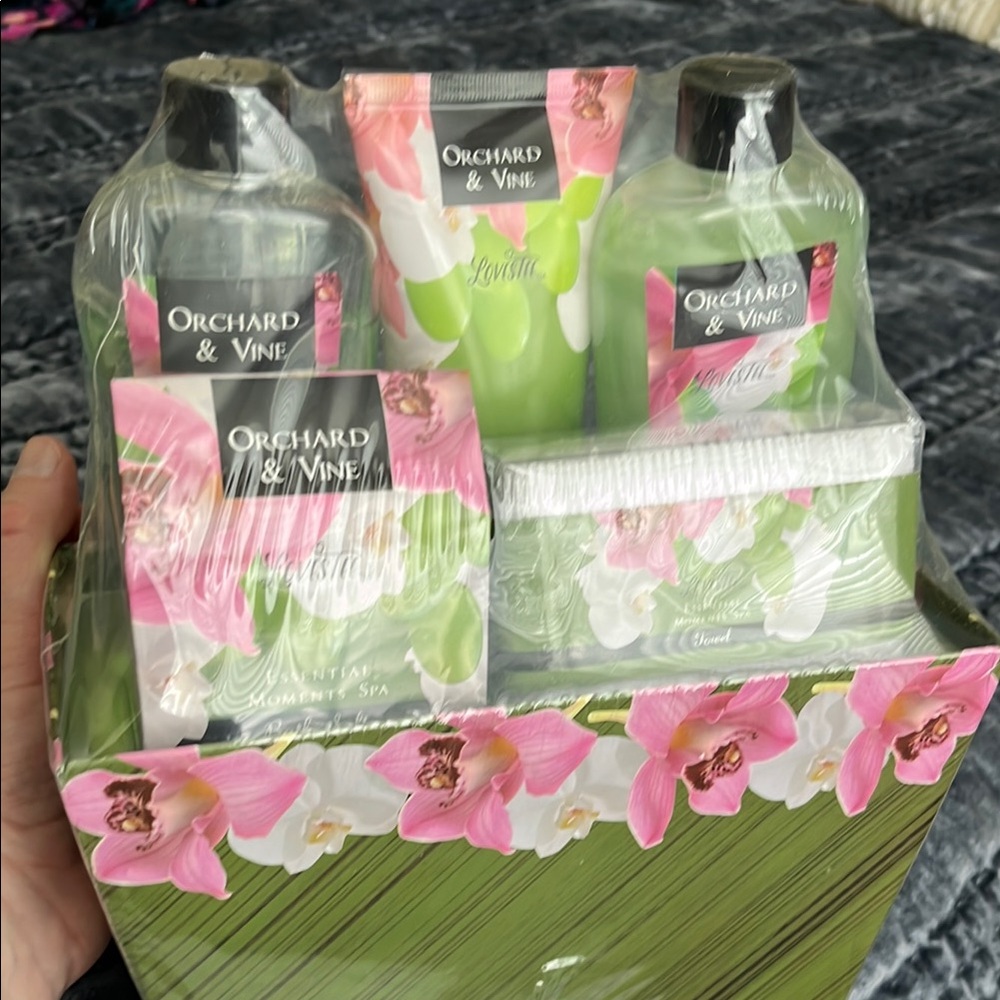 NWT Orchard & Vine Lovestee Bath and Body Set